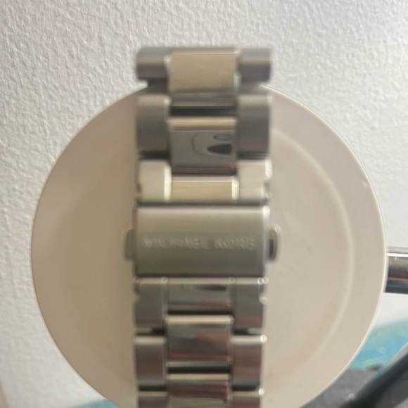 MENS MICHAEL KORS-MK-WATCH. SILVER. BLUE CENTER. VERY NICE GENTLY USED - Picture 3 of 6